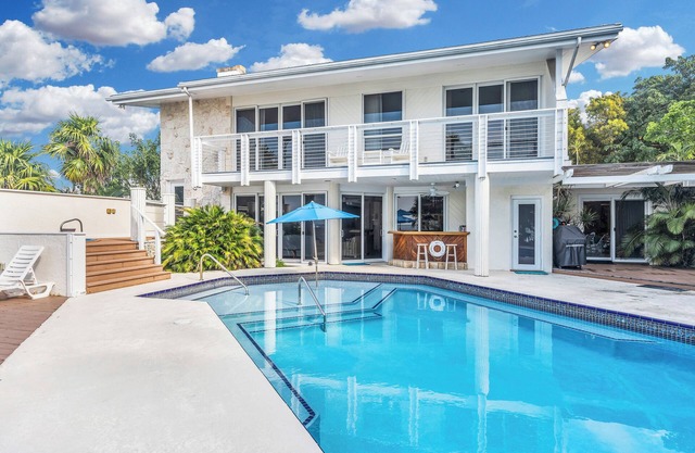 Osprey Bay Villa on the Bay! Spectacular Sunsets, Pool, Hot Tub & Private Dock!