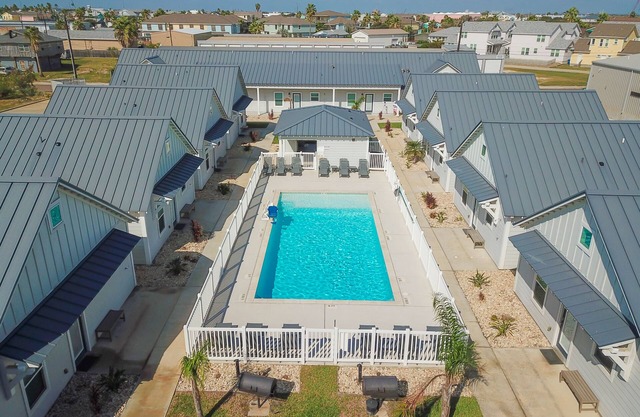 OTC #4 Sleeps 8, Pet Friendly, Golf Cart, Shared Pool