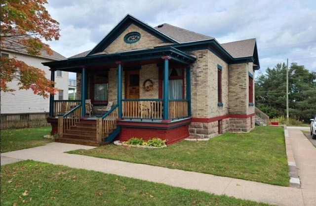OUR PLACE INN MUNISING- Autumn Colors & Lake Views – Your Perfect Fall Escape!