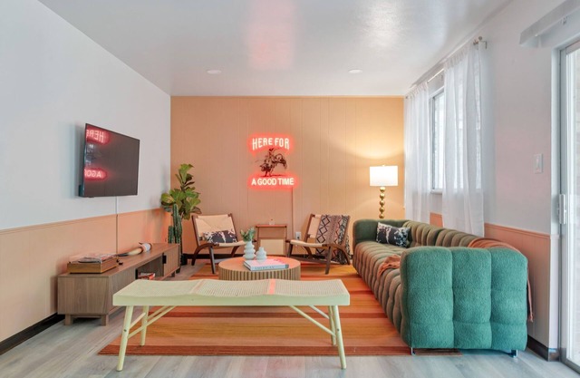 Our West Nest 3 bdrm Home,3Bath 5 Beds,WiFi Fenced Backyard Near OldeTown Arvada