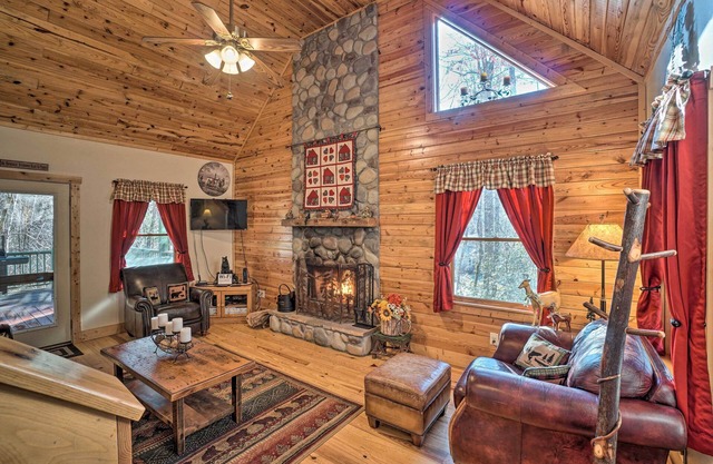 Outdoor Adventure - Charming Cabin w/Hot Tub