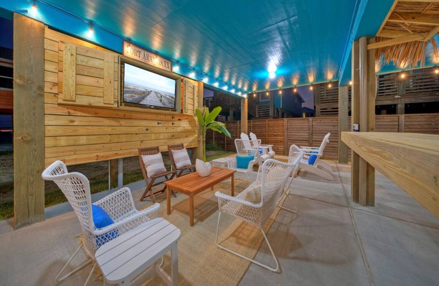 Outdoor Lounge w/Bar Swing Seats, Near Nature Preserve | Blutopia by AvantStay
