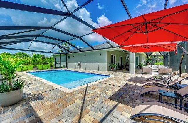 Outdoor Oasis: Upscale Hideaway in Naples!