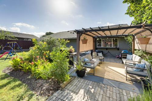 Outdoor Pool and Fire Pit Modern Austin Home