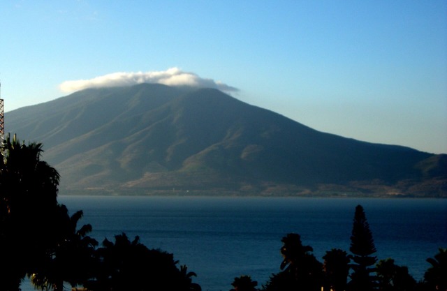 Outstanding lake and mountain views, heated swimming pool, restos and SPAs area