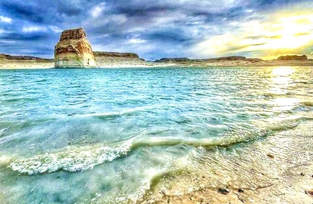 Overlook Beautiful Lake Powell & Lone Rock from your deck