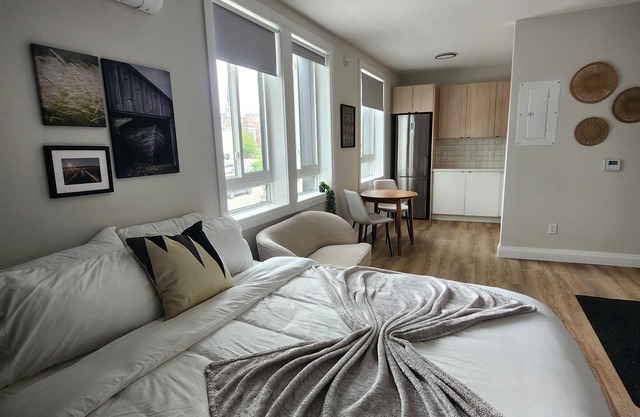 Oversized Trendy Studio Unit in Prime Downtown location