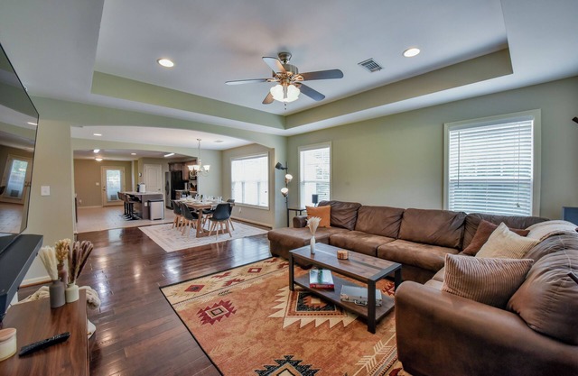 Overtime Outpost-Book for 2025 football season and more! Fenced in back-yard!