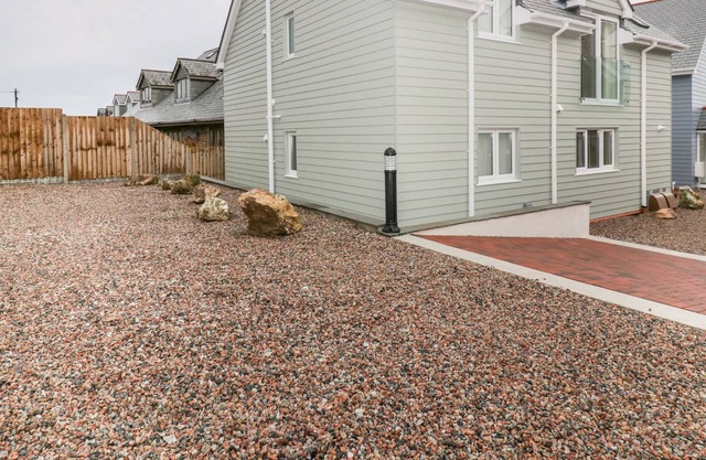OWL, pet friendly, luxury holiday cottage, with a garden in Padstow