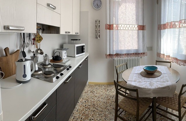 Owner operated. Super Bright Apartment near Frari Church: Venice downtown.
