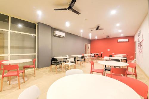 OYO 76976 The Signature Inn