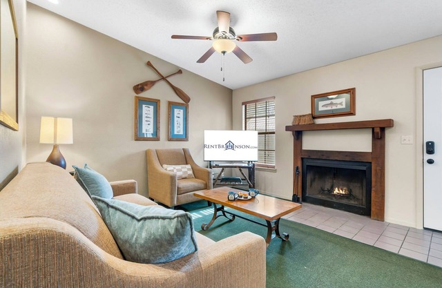Ozark Mountain Retreat w Free Attraction Tickets-Table Rock Lake Access-Fireplace