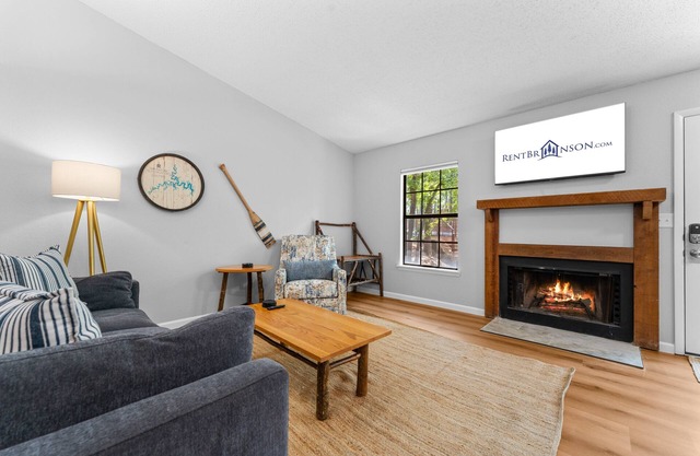 Ozark Mountain Bungalow-Updated-Lake Access-Free Tickets-Cmty Pool-Mini Golf-Pickleball