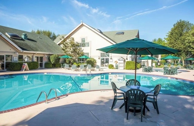 Ozark Retreat w/Fireplace & Balcony – Ideal for Scenic Getaways