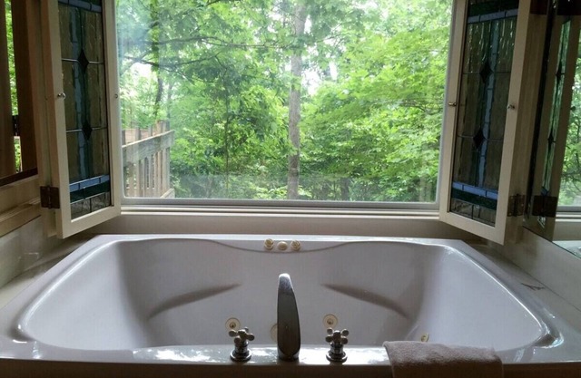 Ozark Spring Cabin 04 Firefly Glow, King, Spa Tub