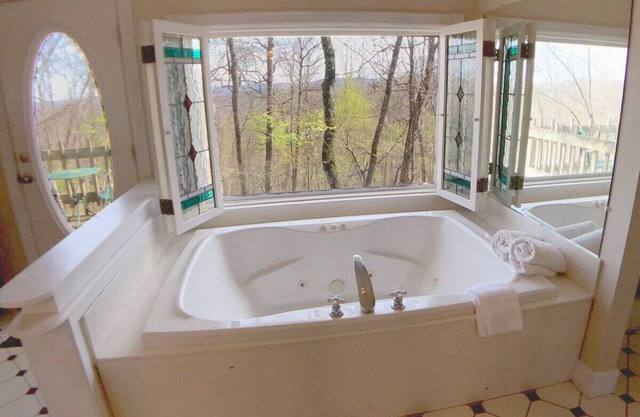 Ozark Spring Cabin 06 Spring Haven, King, Spa Tub