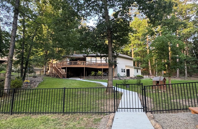 Ozzy's Oasis-100 FT LAKEFRONT-Private Dock, 3BR+Bunk Room/Sleeps 10. Fenced Yard