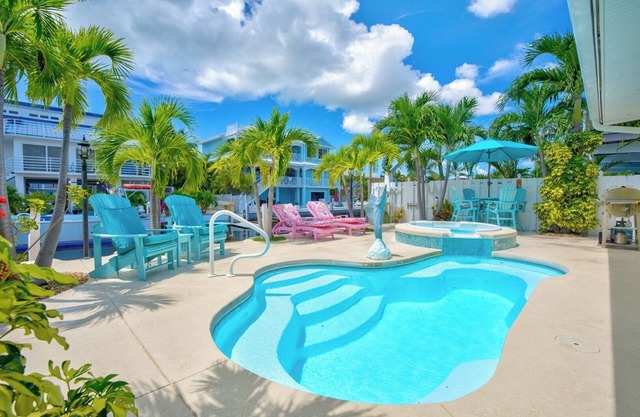 P10 - Charming 2 bedroom, 2 bath duplex with private pool and deep water.