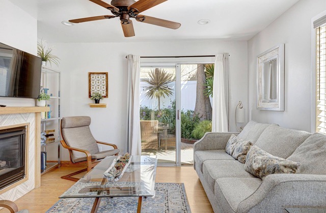 Pacific Beach Cottage w/backyard & parking