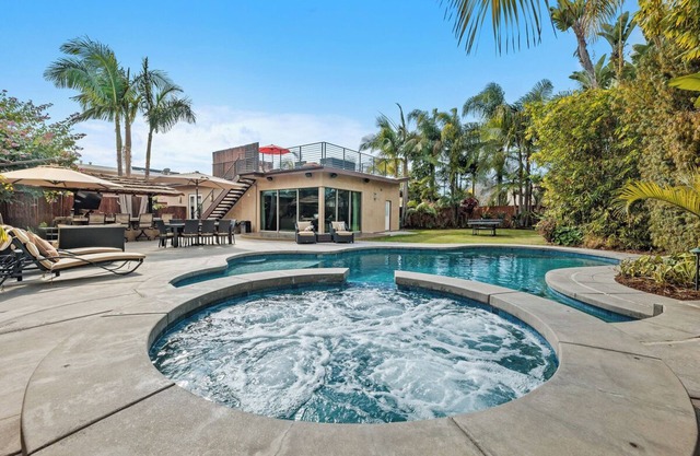 PACIFIC BEACH Private Oasis With HEATED Pool & Jacuzzi! Newly Remodeled Superb