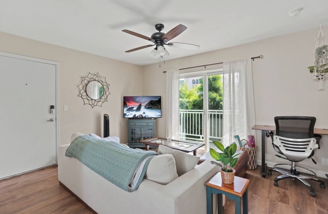Pacific Beach - Private Balcony - W/D - Pets OK