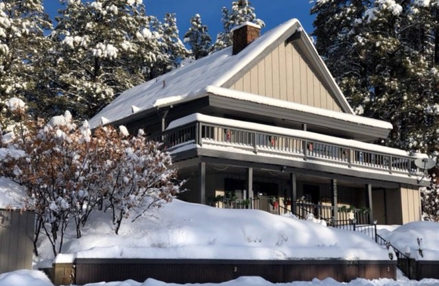 PACK YOUR BAGS & LET THE ADVENTURES BEGIN! SLEEPS 10, HOT TUB, & PET FRIENDLY