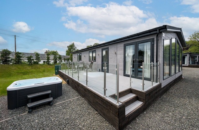 PADDOCK LODGES| DELUXE 3 BED (ACCESSIBLE) CHALET