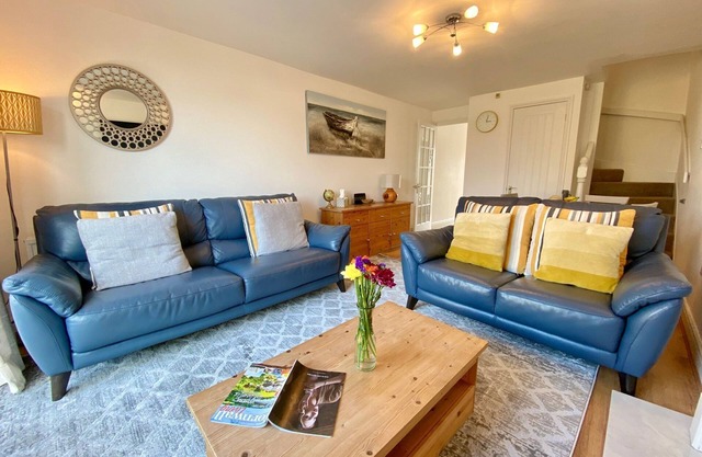 Padstow Holiday Home 2 Bedrooms, wifi, rear decked patio, pets welcome - parking