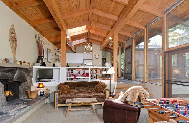 Palisades Tahoe/Olympic Valley- 3 BDR Magical Creekside Cabin with Hot Tub