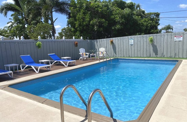 Palm Beach Gardens Paradise - HEATED POOL - 4 MILES TO THE BEACH