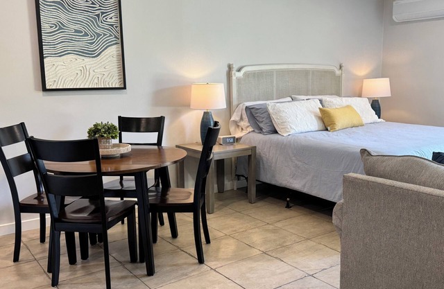 Palm Desert Creekside Studio @ Shadow Mountain! Pools, Golf, walk to El Paseo.