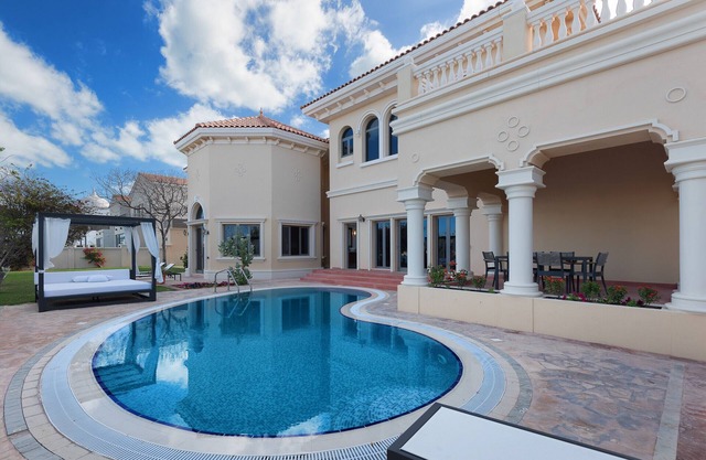 Palm Jumeirah Beach Front XL Villa w/Prvt Pool