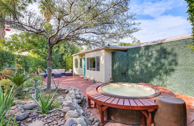 Palm Springs Studio w/Outdoor Oasis & Hot Tub!