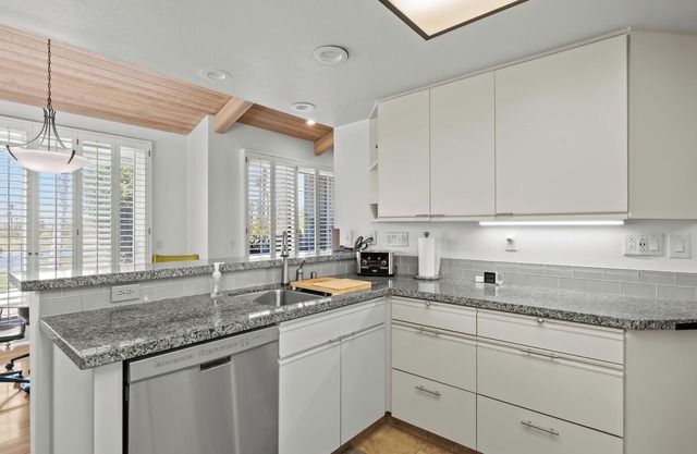 Palm Valley CC - Platinum Membership-Modern condo on the 9th Fairway! Sweet Pea