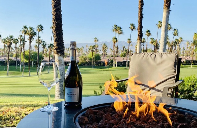 Palm Valley . Relaxed Getaway, Pools and Sunsets!