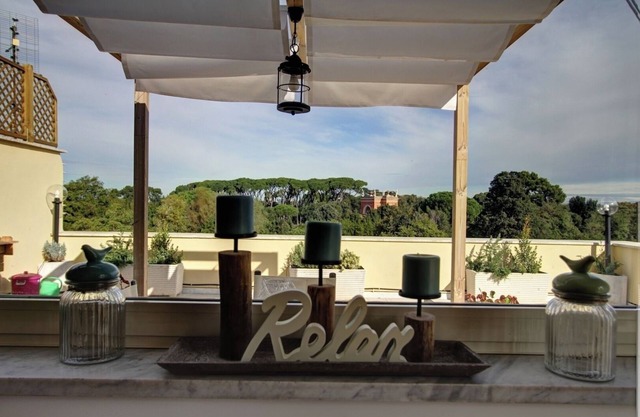 PAMPHILI TERRACE: Super Cozy Roof top near AUR and JCU