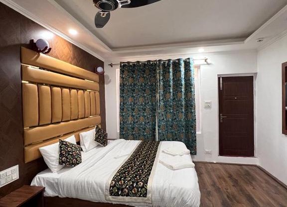 Pandith Exotics Hotel And Restaurant