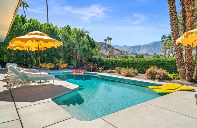 Panorama Palms: Mid mod vibes with panoramic views