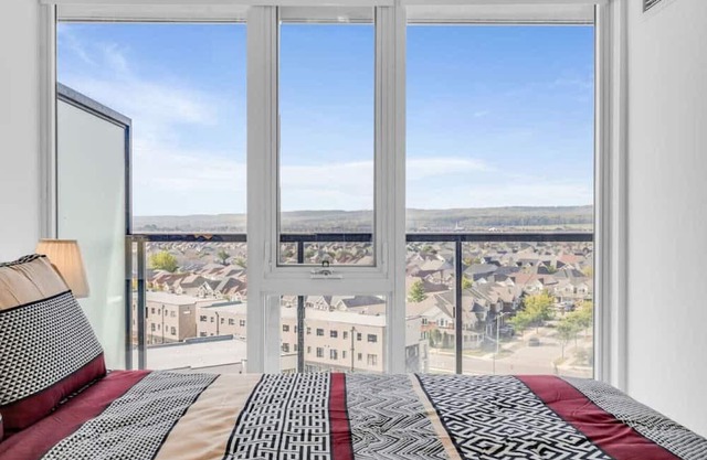 Panoramic Bliss & Urban Vista w/ Private Balcony