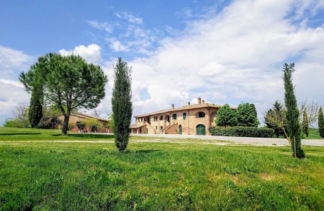 Panoramic farmhouse in the Tuscan hills. Free Wifi