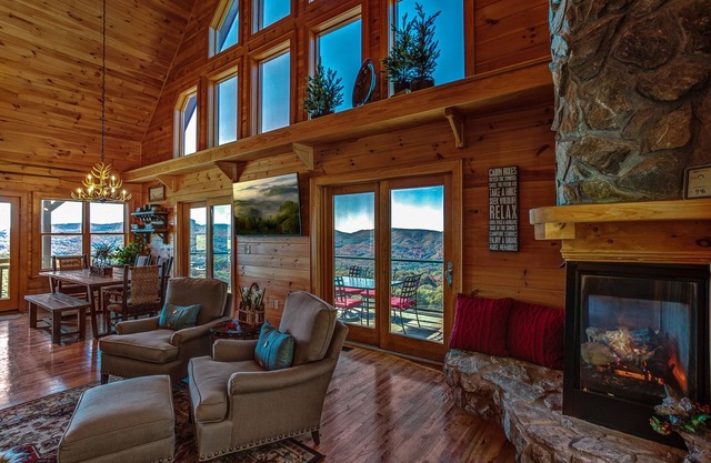☆ Panoramic ☆ Hot Tub ☆ Fire Pit ☆ Fireplace ☆ Luxury ☆ Rustic ☆ 4BR ☆ 3K/2Q/3S