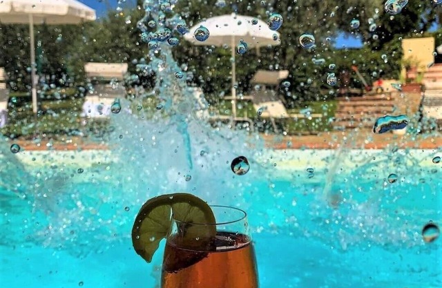 PANORAMIC APARTMENT WITH POOL IN CHIANTI: The Compagnia del Chianti
