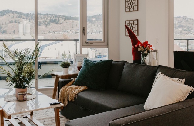 Panoramic Knox Mtn View - 50% Monthly Stays - Close to KGH & UBCO