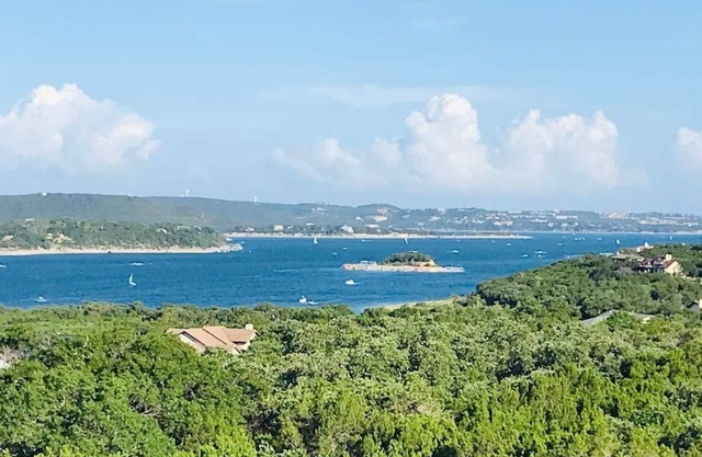 Panoramic Lake Travis Escape – 3BR 3BA Unit w Lake View Balcony & Resort Pools