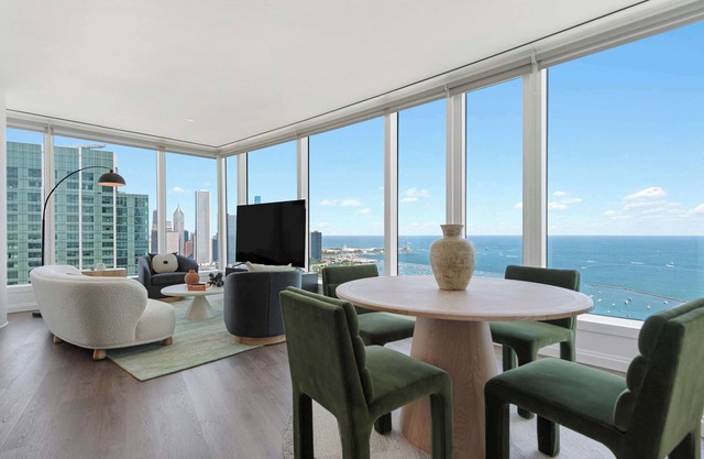 Panoramic Lake Views: Premier Amenities for Groups