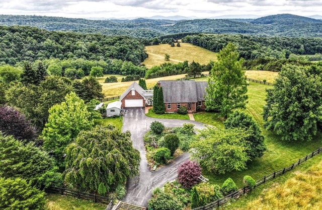 Panoramic mountain views and creekside walks in the beautiful Shenanodah Valley
