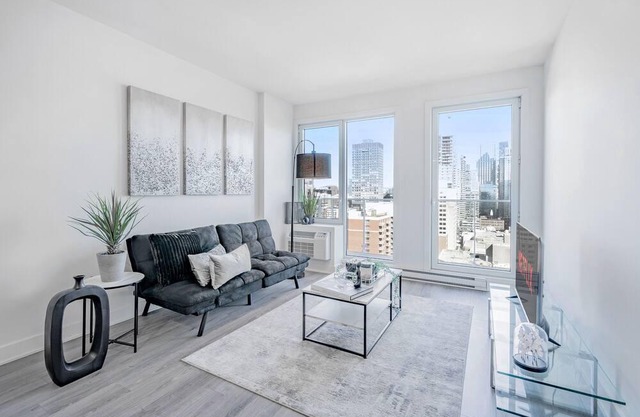 Panoramic Penthouse w Montreal Skyline - Pool&Spa