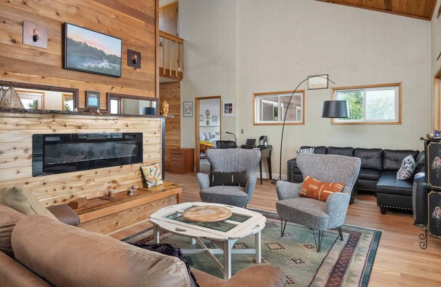 Panoramic River and Territorial Views From Enormous Deck, BBQ, Next to Forest Park