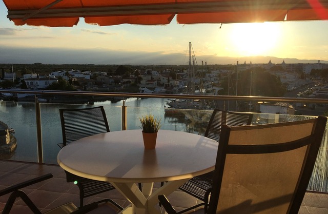 Panoramic view of the Mediterrannée, apartment on canal near beach