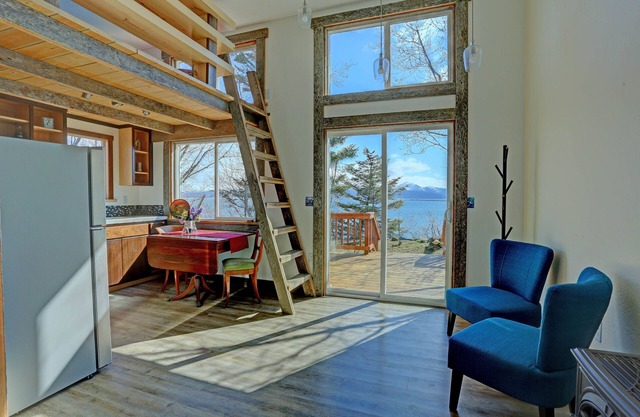 Panoramic views, private sauna & deck with gas firepit, close to the city center